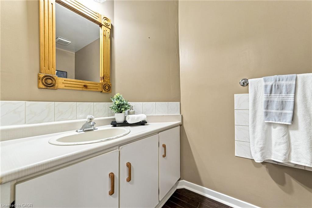 1221 Hedgestone Crescent Property Photo 5