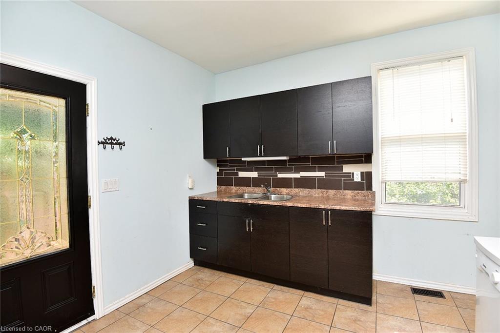 180 Province Street N Property Photo 16