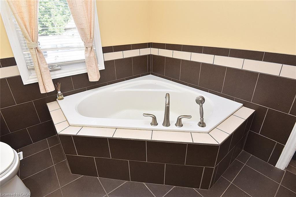 180 Province Street N Property Photo 24