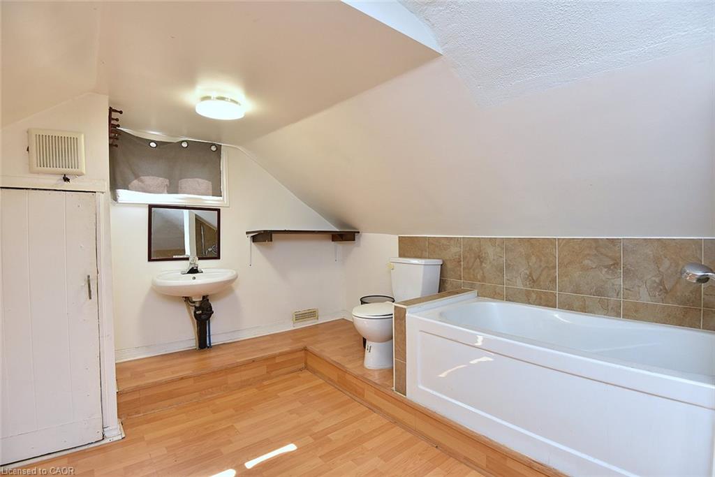 180 Province Street N Property Photo 27