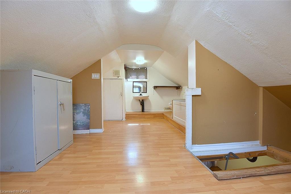 180 Province Street N Property Photo 29