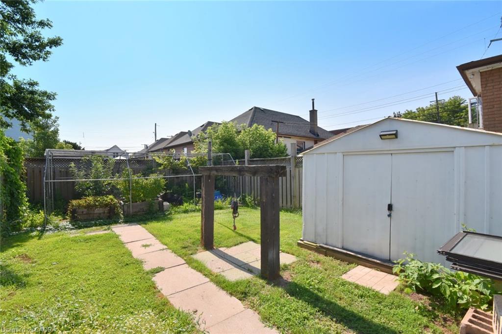 180 Province Street N Property Photo 33