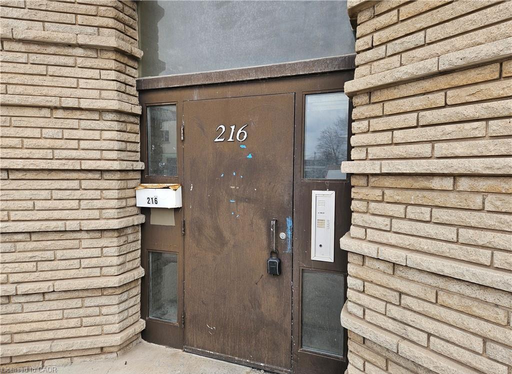 4-216 Parkdale Avenue N Property Photo 2