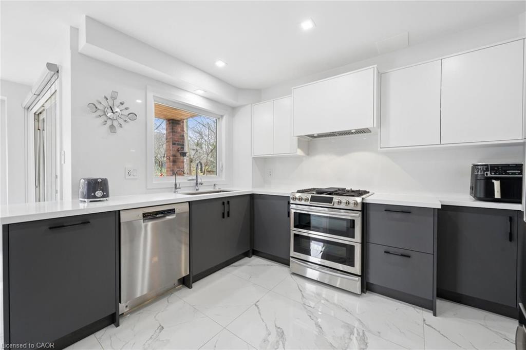 1194 Queen Victoria Avenue Property Photo 16