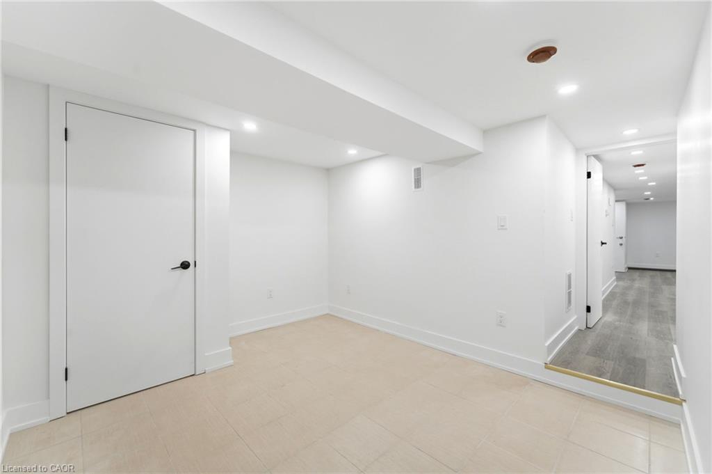 968 Main Street E Property Photo 35