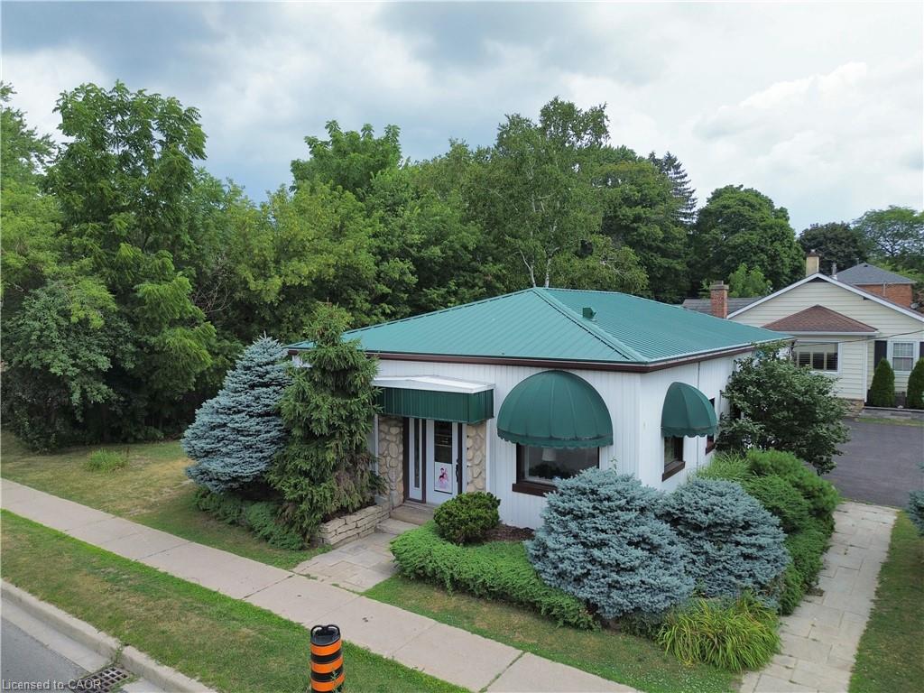 205 Norfolk Street N Property Photo 3