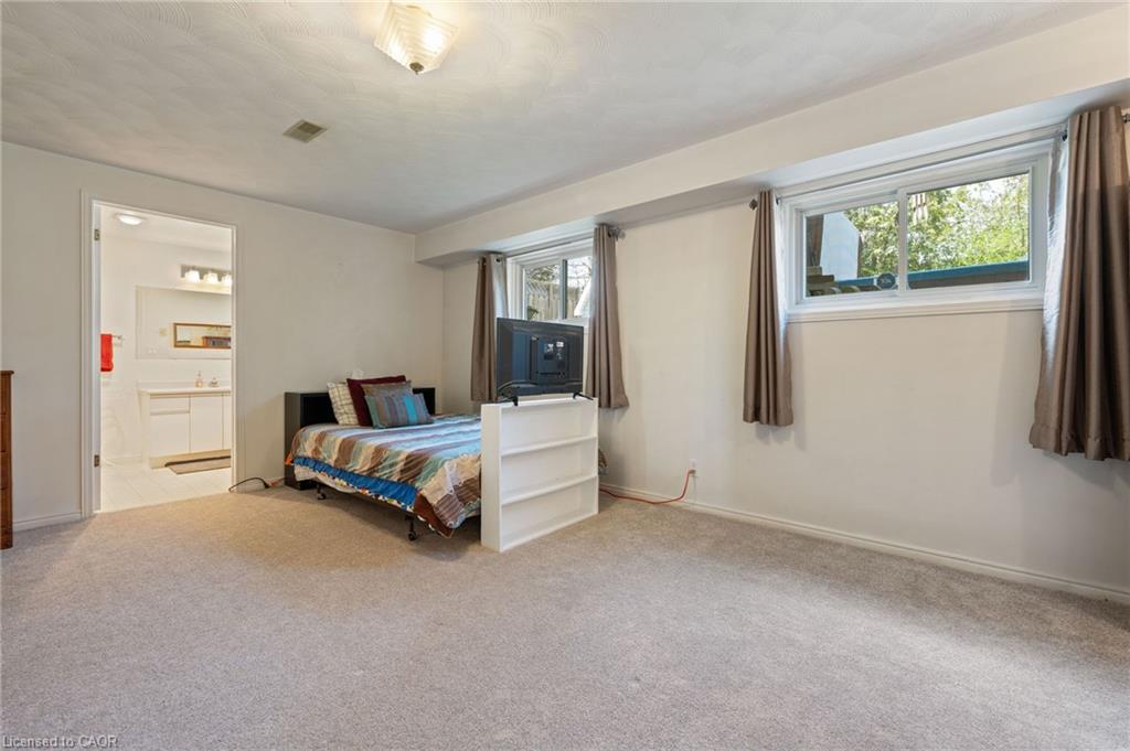 2 Hampton Court Property Photo 17