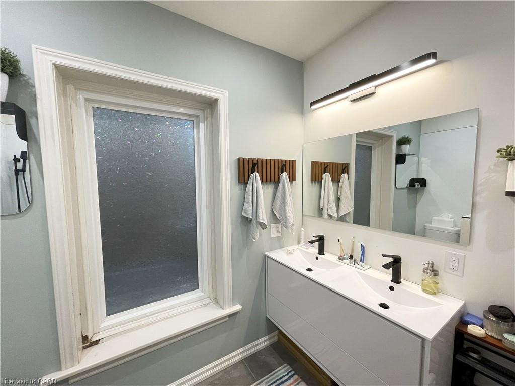 133 James Street N Property Photo 17