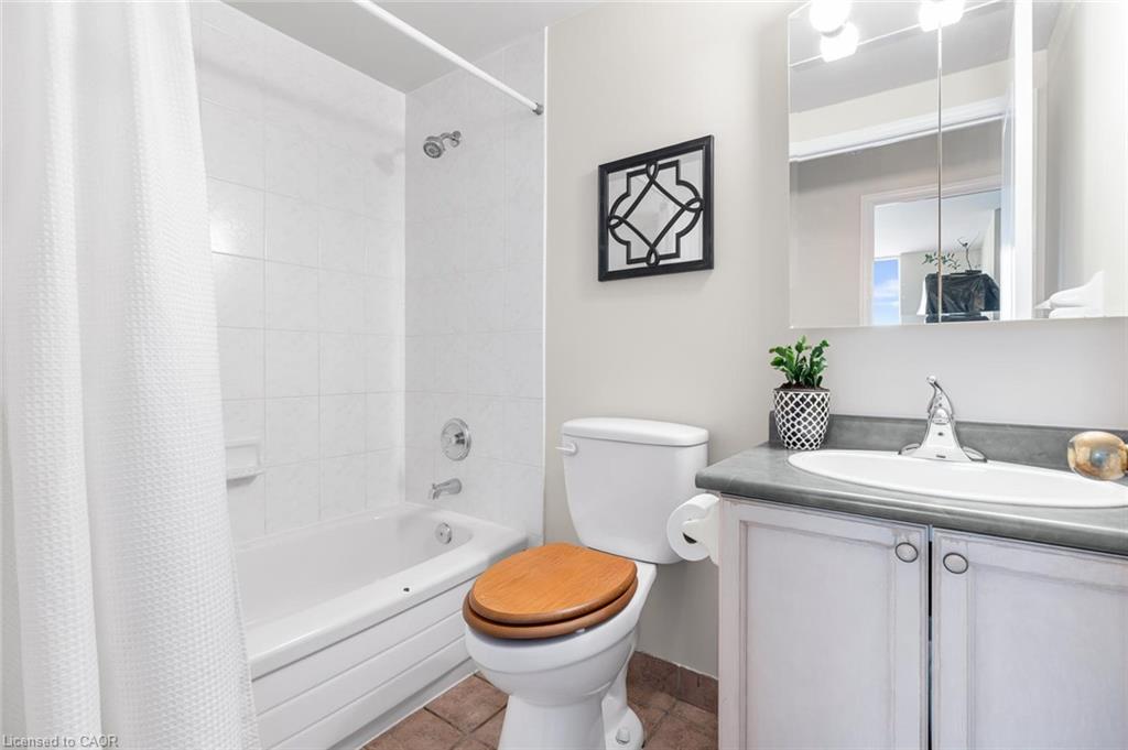 2565 Erin Centre Boulevard Property Photo 18