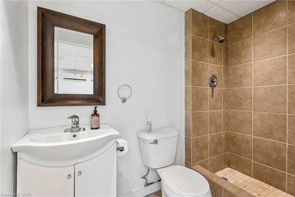 868 King Street W Property Photo 6