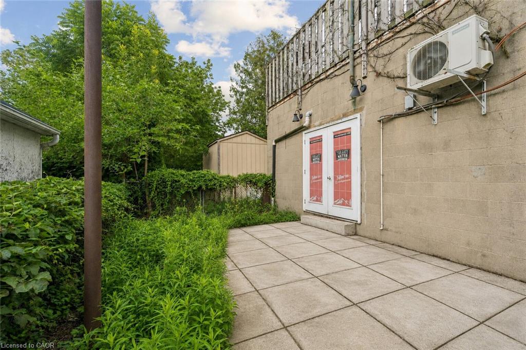 868 King Street W Property Photo 7