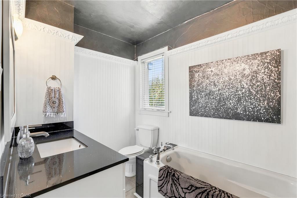 937 Park Avenue W Property Photo 16