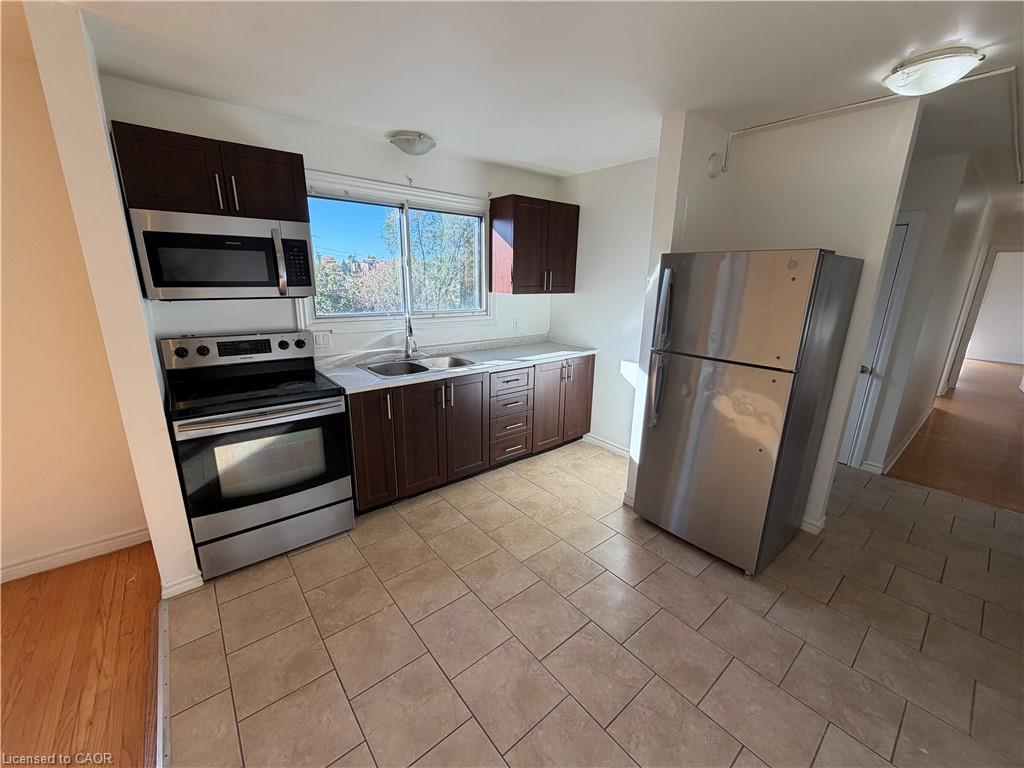 9-416 Lancaster Street W Property Photo 2