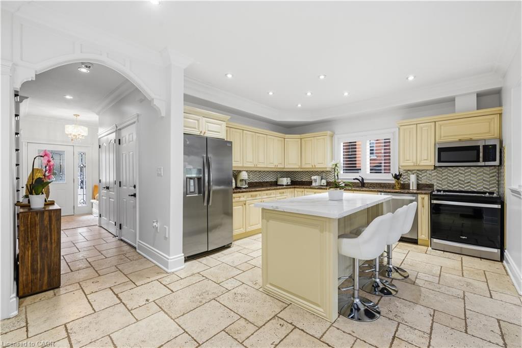 199 Hunter Street W Property Photo 4
