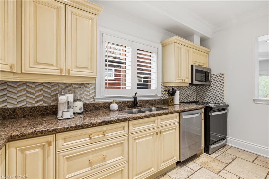 199 Hunter Street W Property Photo 6