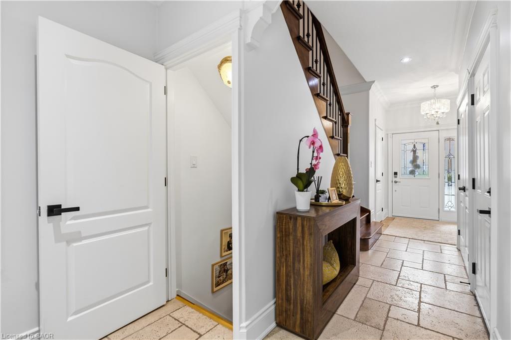 199 Hunter Street W Property Photo 15
