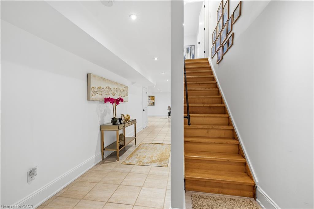 199 Hunter Street W Property Photo 33