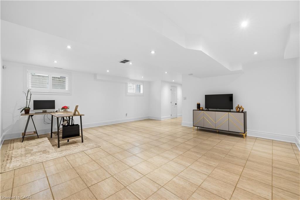 199 Hunter Street W Property Photo 35