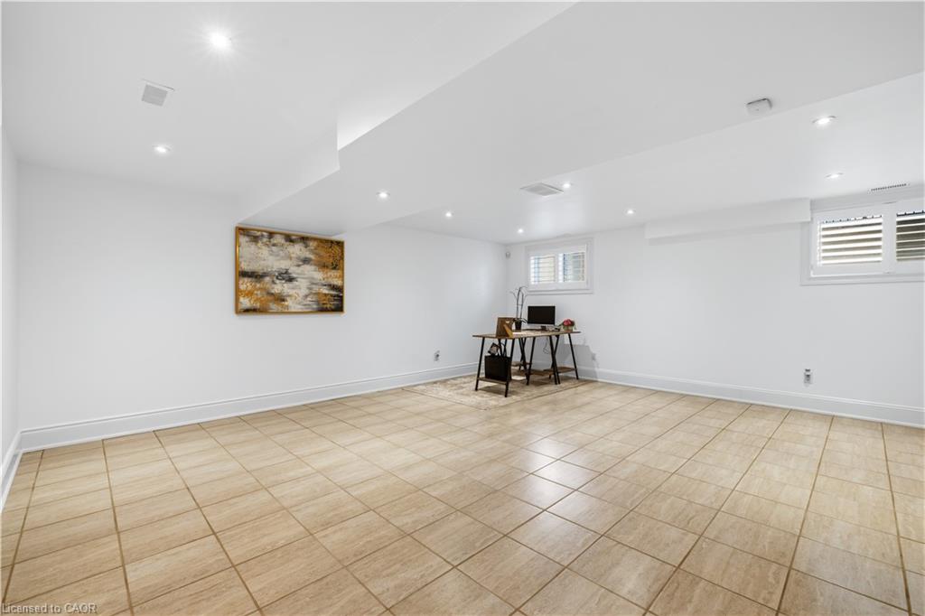 199 Hunter Street W Property Photo 36