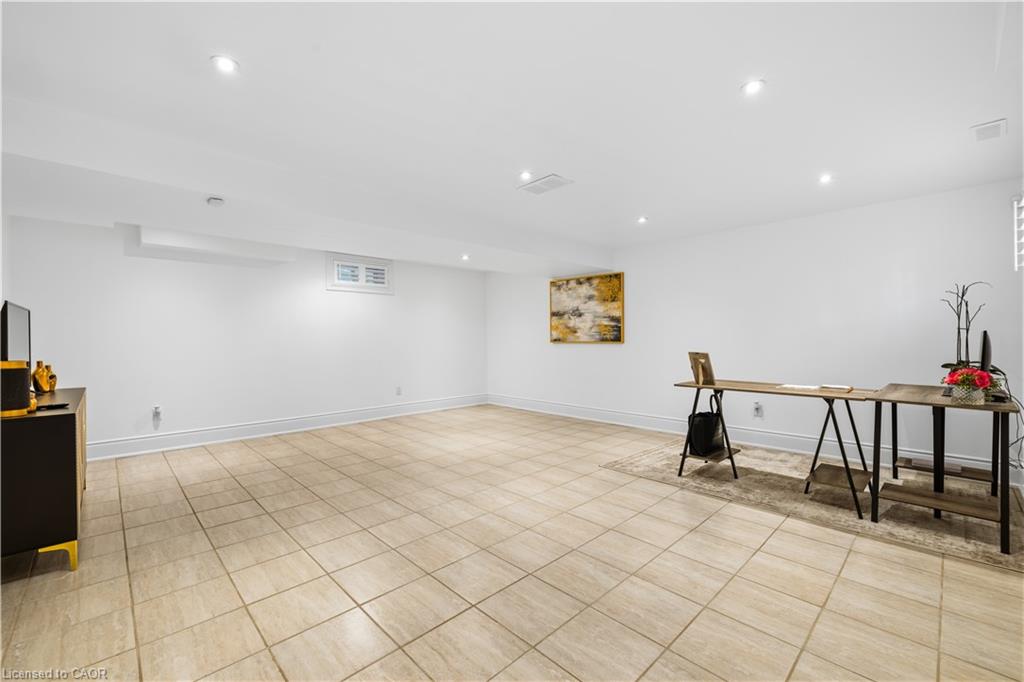 199 Hunter Street W Property Photo 37