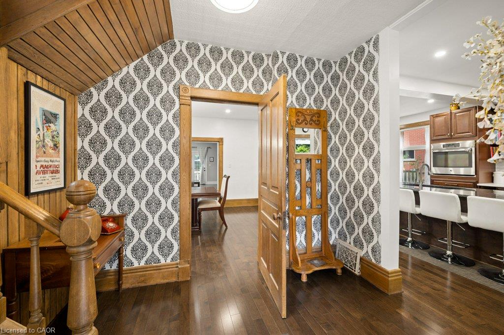 9 Park Avenue W Property Photo 13