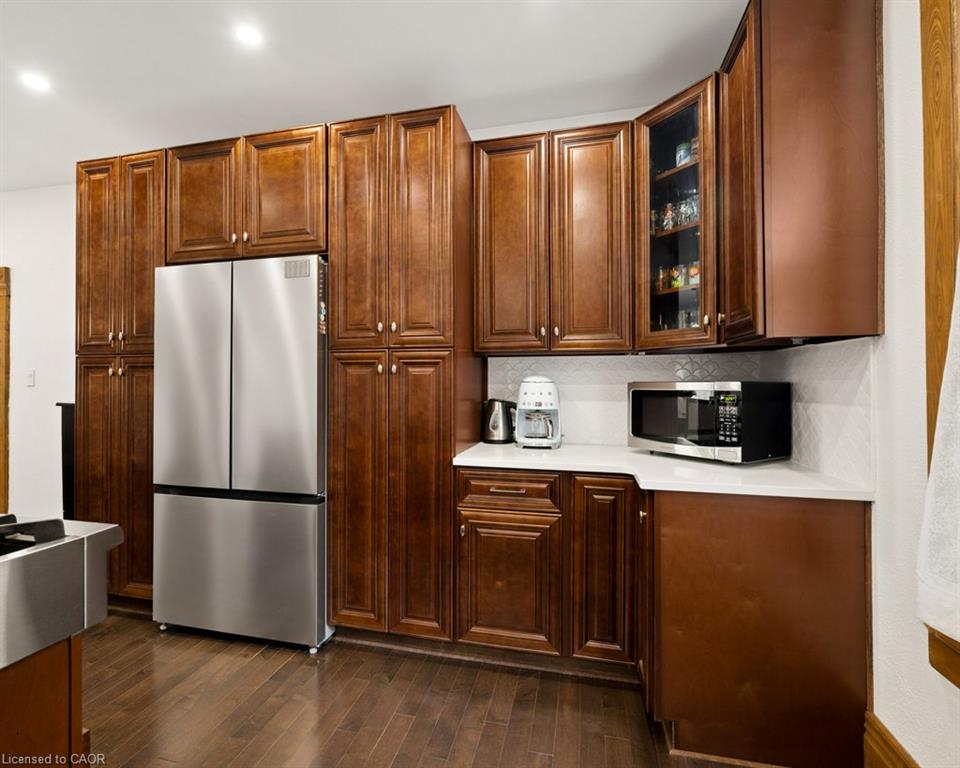 9 Park Avenue W Property Photo 17