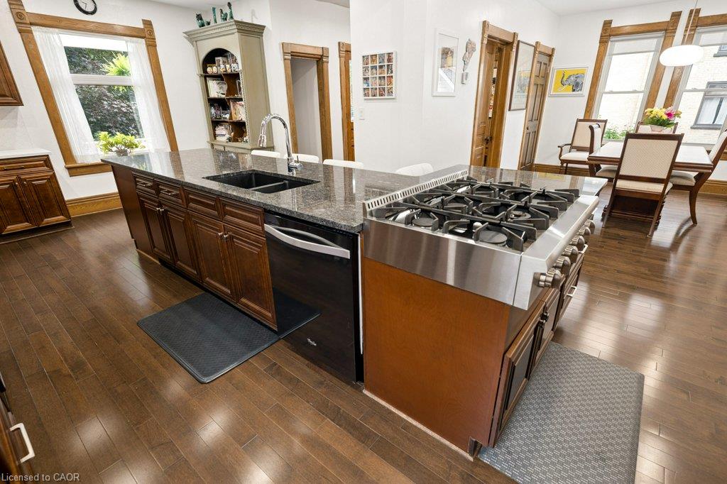 9 Park Avenue W Property Photo 18