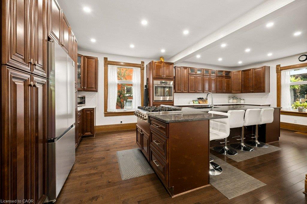 9 Park Avenue W Property Photo 19