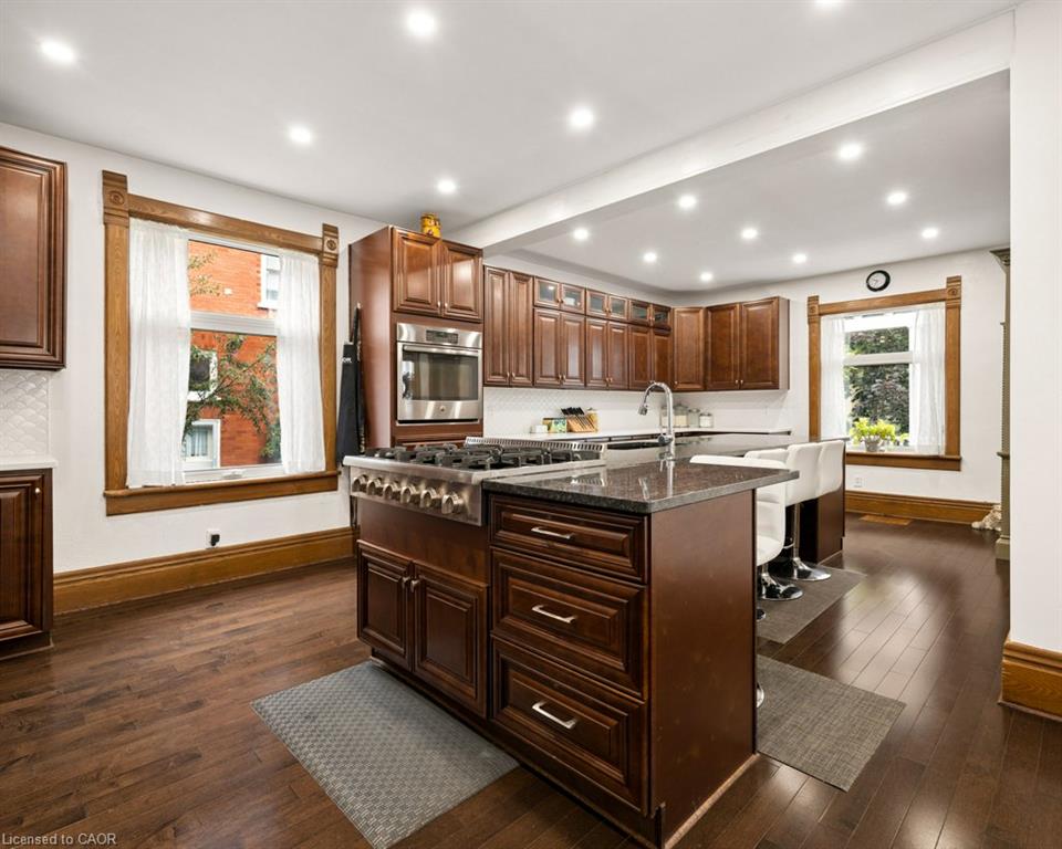9 Park Avenue W Property Photo 21