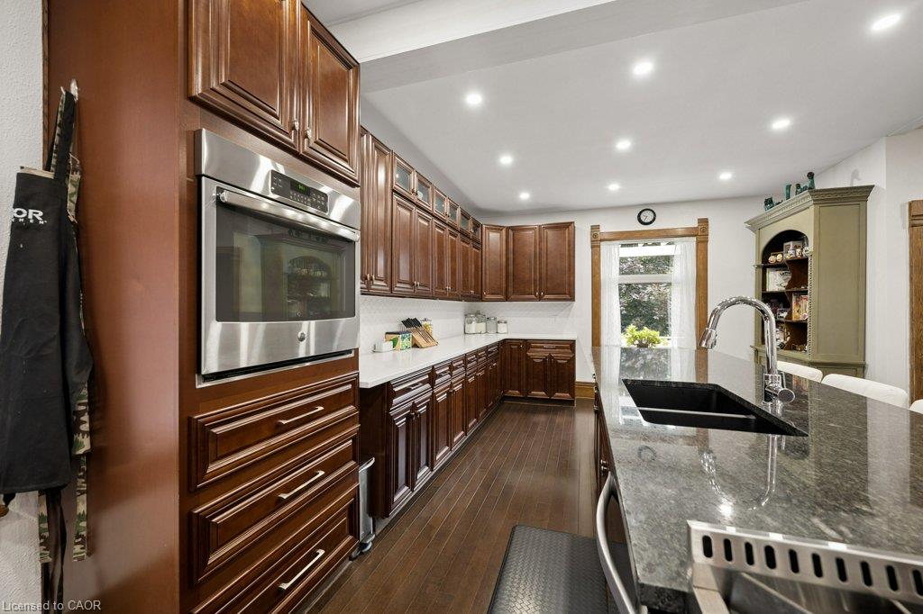 9 Park Avenue W Property Photo 22