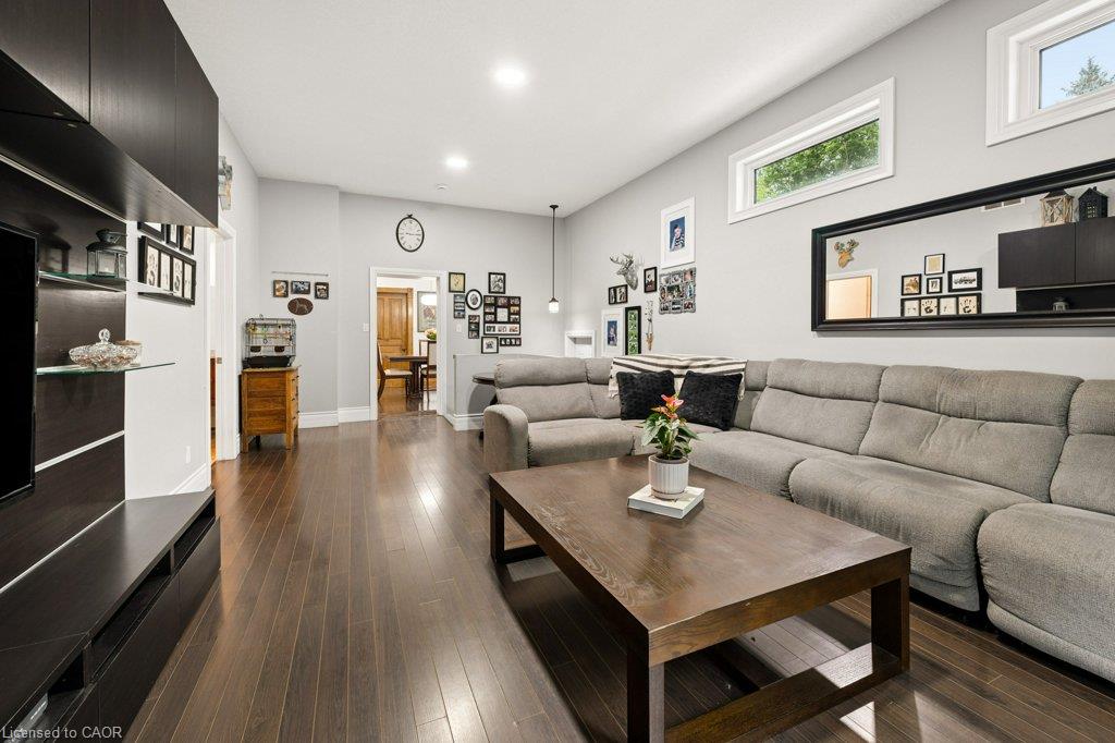 9 Park Avenue W Property Photo 29