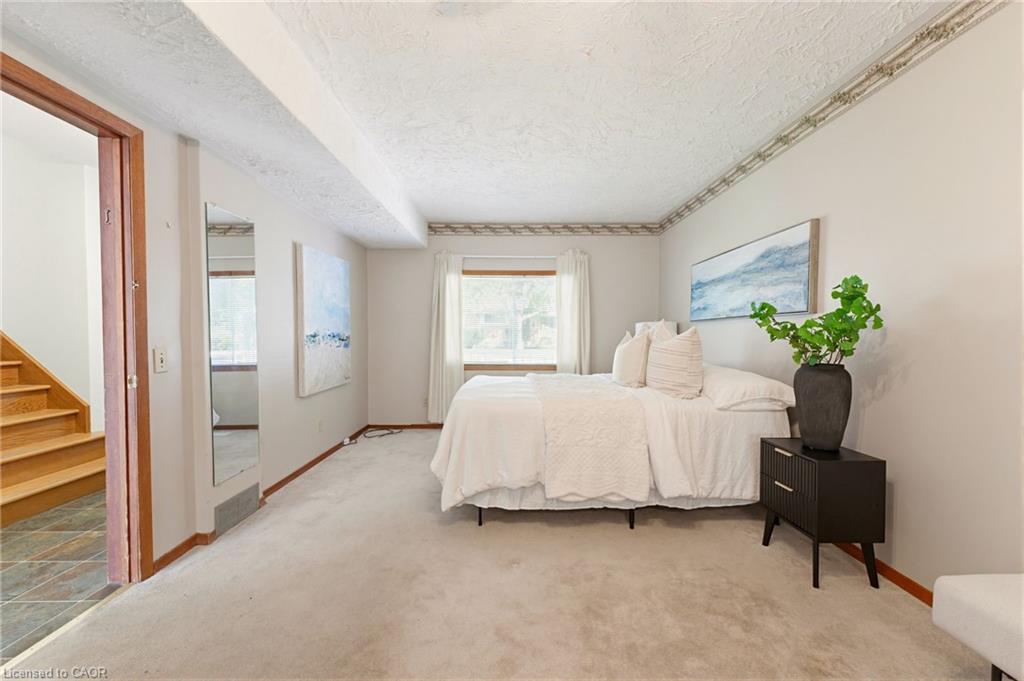 665 Richmond Avenue N Property Photo 9