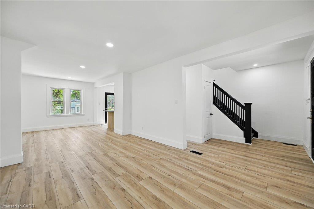 189 Edgemont Street S Property Photo 8