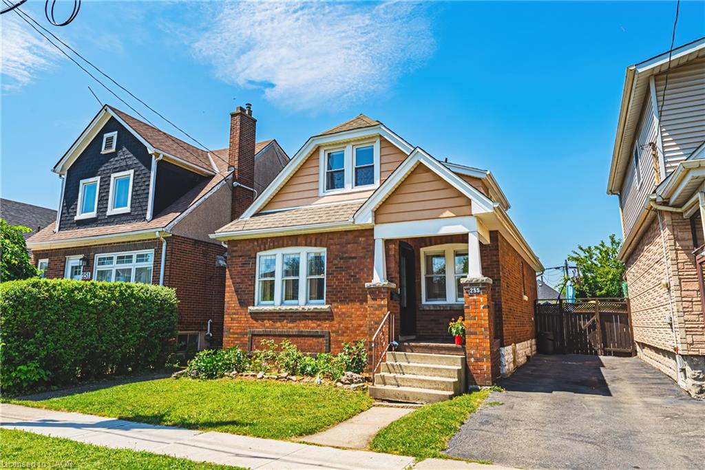 255 Weir Street N Property Photo 1