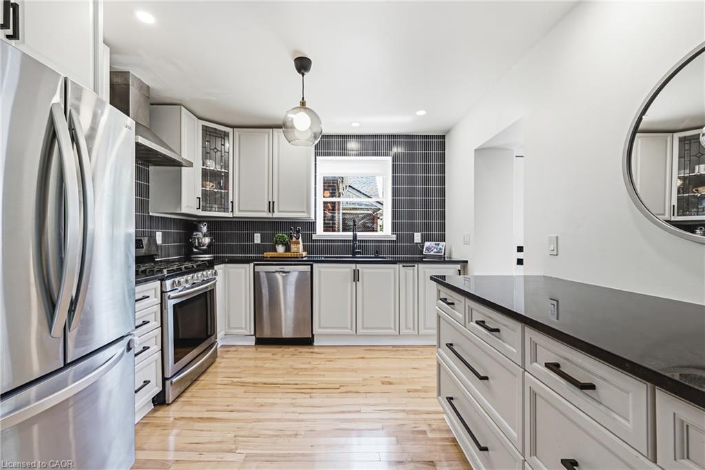 255 Weir Street N Property Photo 7