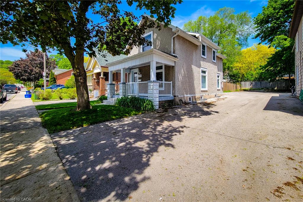 319 King Street W Property Photo 4