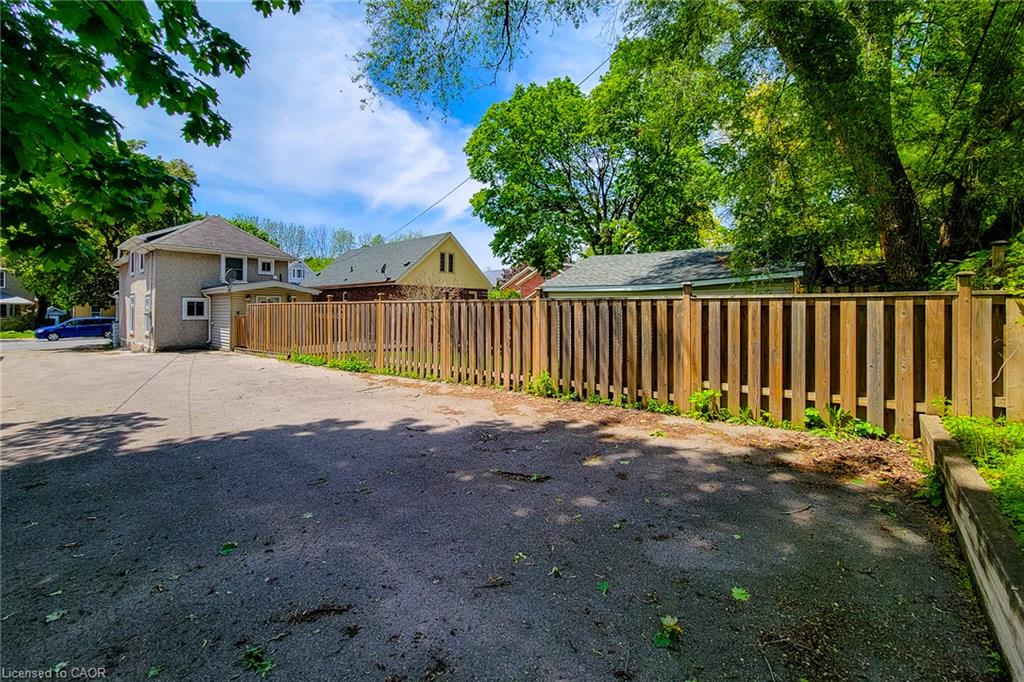 319 King Street W Property Photo 6