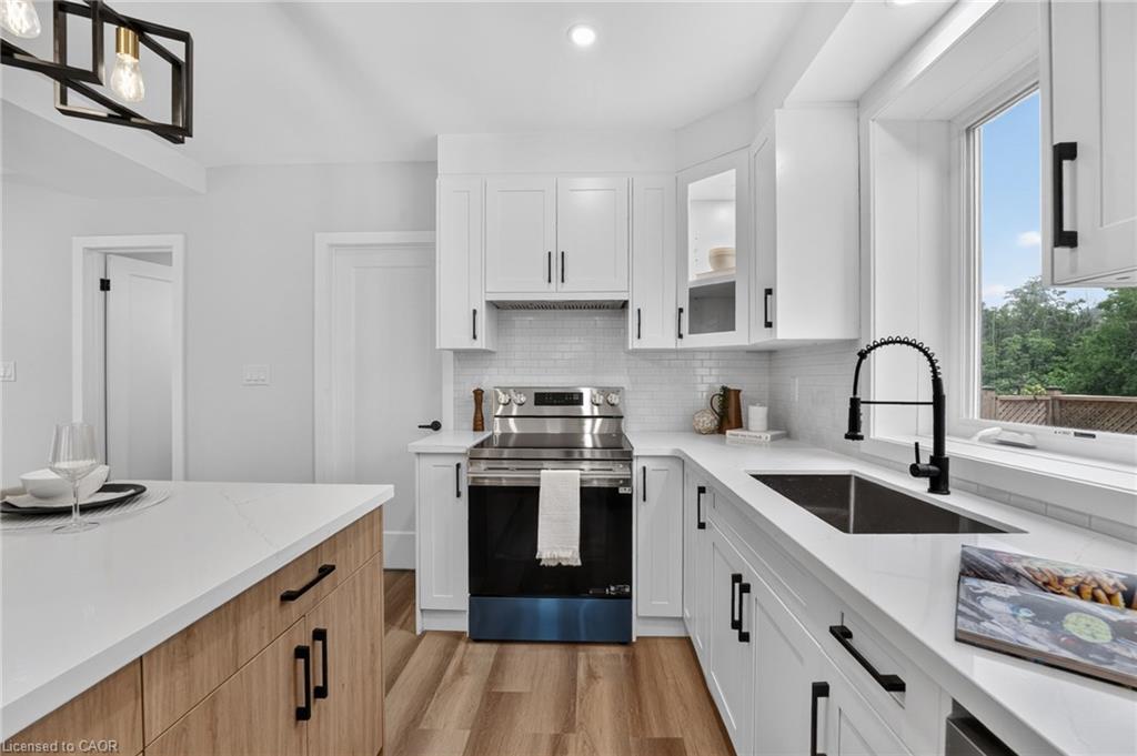 325 Queensdale Avenue E Property Photo 12