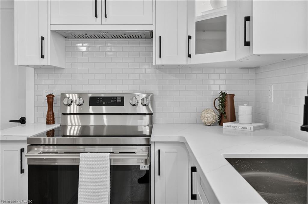 325 Queensdale Avenue E Property Photo 13