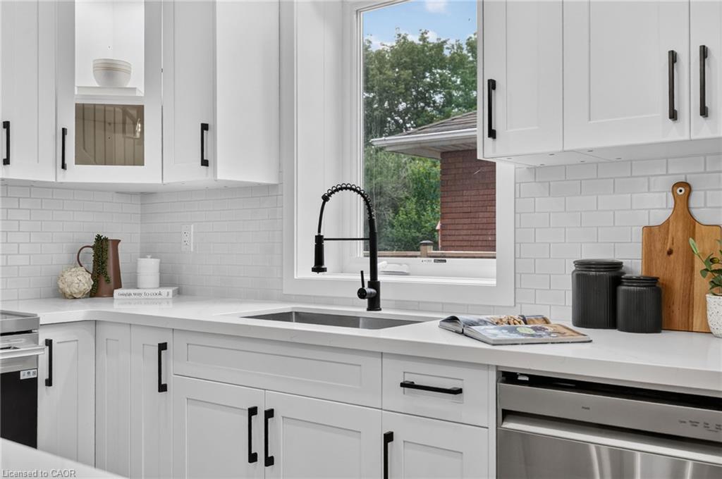325 Queensdale Avenue E Property Photo 14