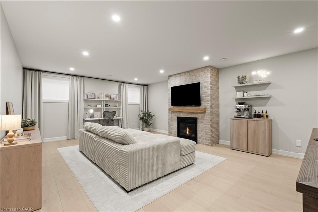 27 Maple Leaf Avenue S Property Photo 26