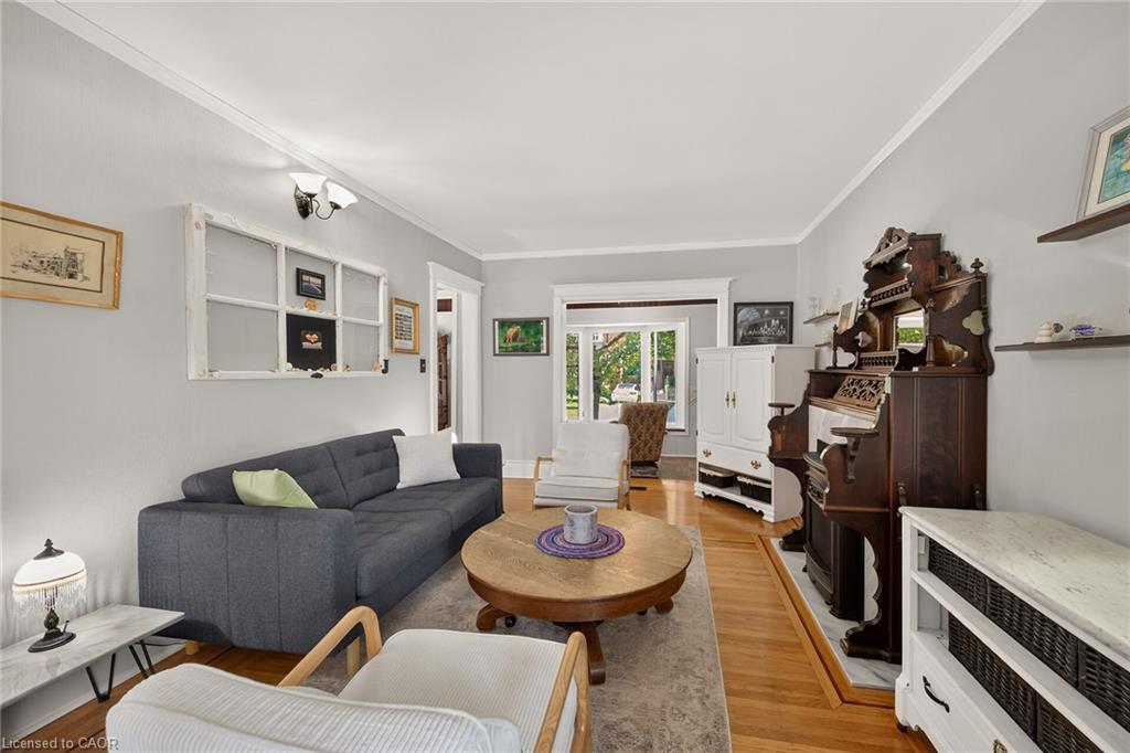 13 Paisley Avenue S Property Photo 10