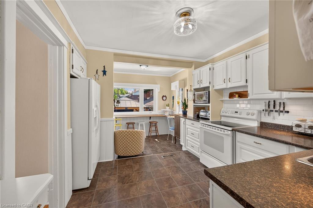 13 Paisley Avenue S Property Photo 15