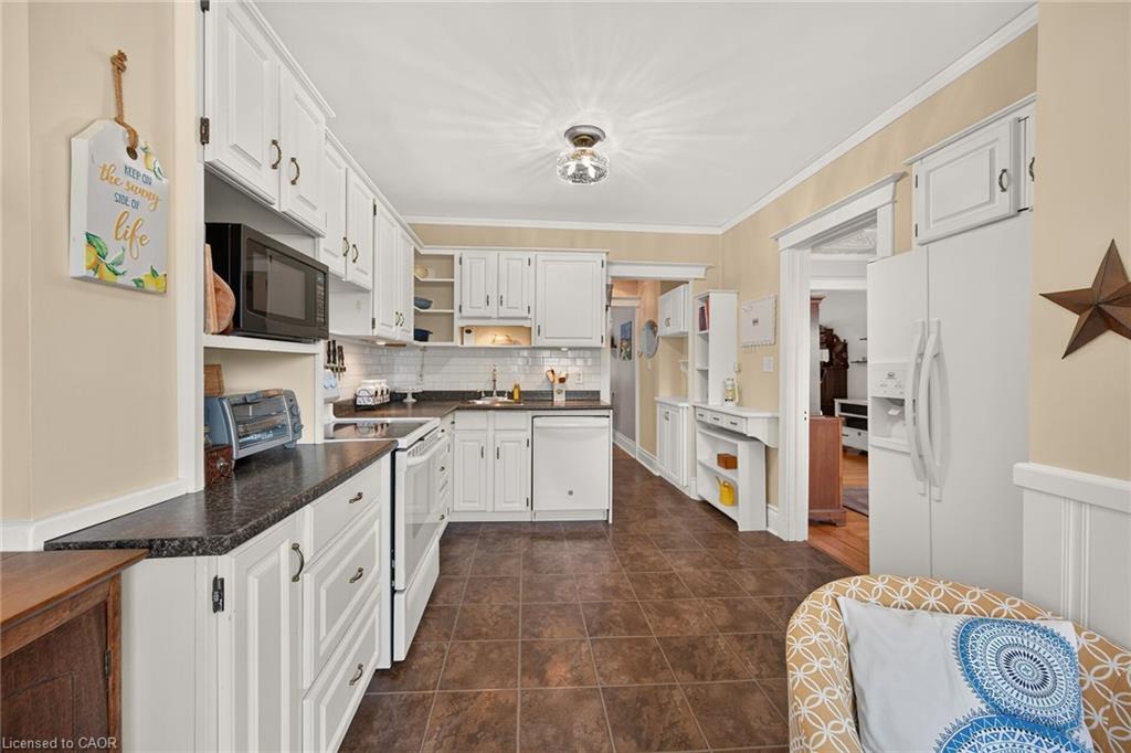 13 Paisley Avenue S Property Photo 18