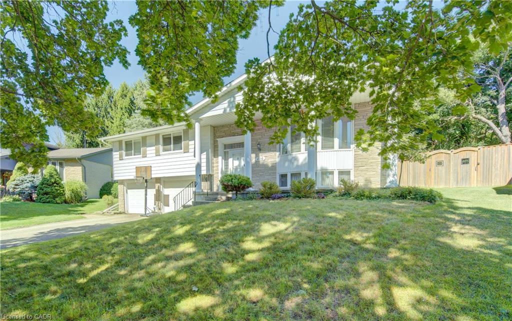 106 Autumn Hill Crescent Property Photo 2
