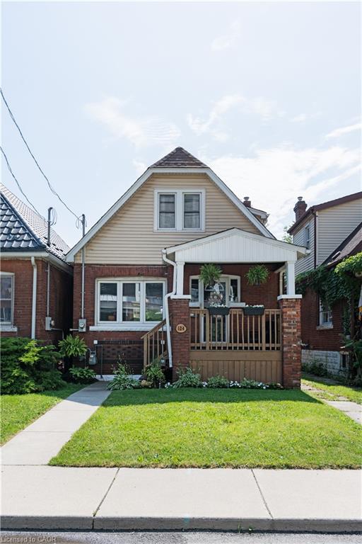 124 Balsam Avenue N Property Photo 2