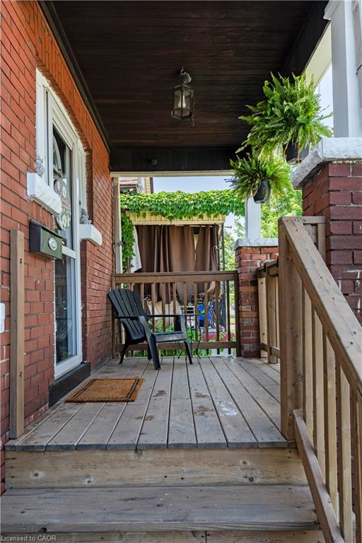 124 Balsam Avenue N Property Photo 5