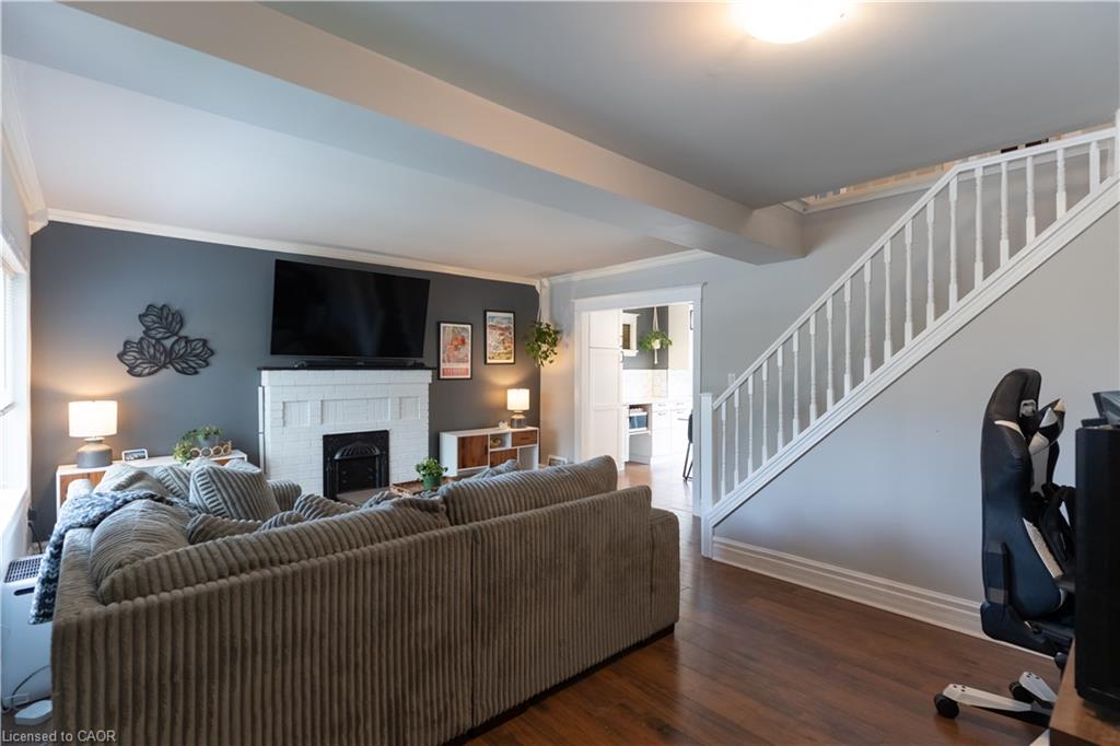 124 Balsam Avenue N Property Photo 8