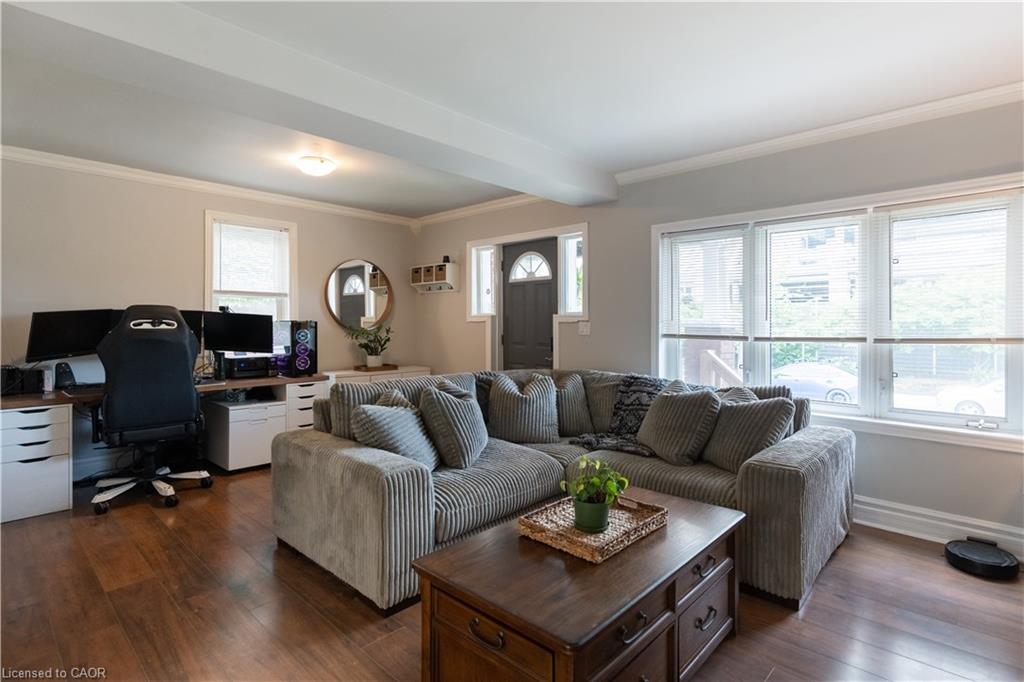 124 Balsam Avenue N Property Photo 10
