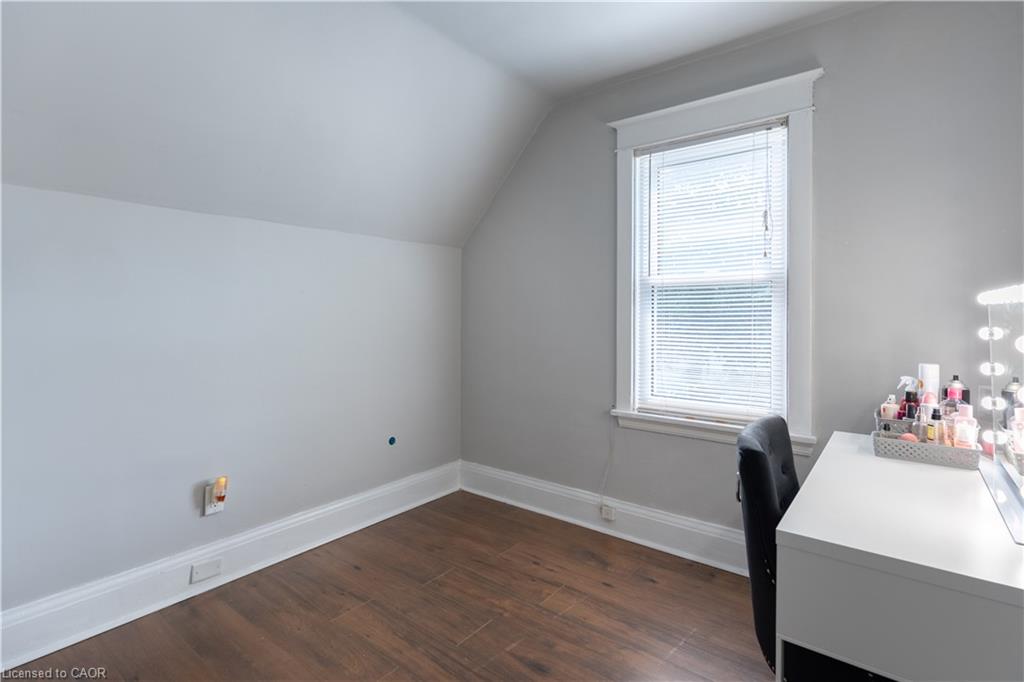 124 Balsam Avenue N Property Photo 41